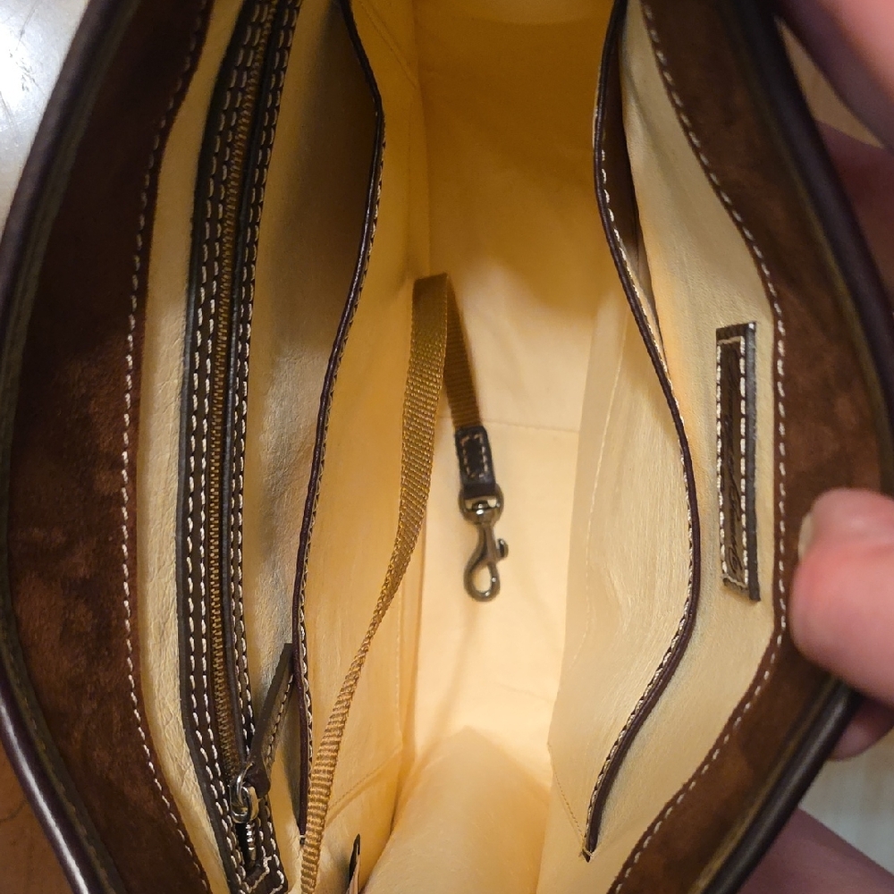 Dooney & Bourke Leather Crossbody Bag With Silver Hardware! - Picture 3 of 17